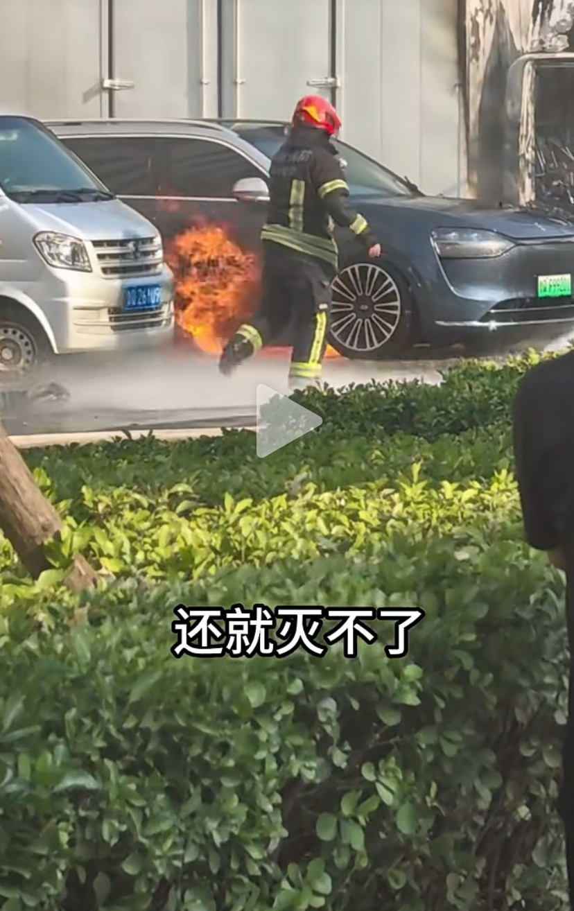 疑似一辆问界新能源汽车发生起火，或为货车引燃