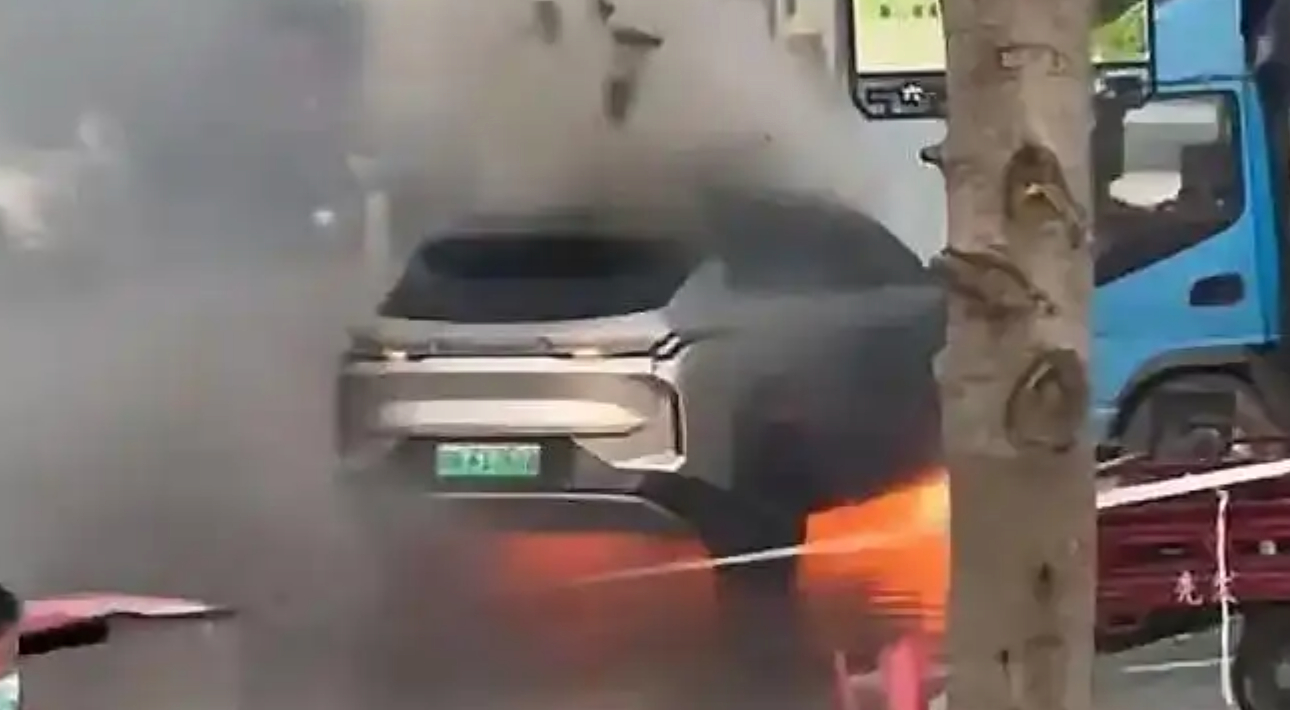 安徽六安一领克新能源车起火，中间伴随爆炸